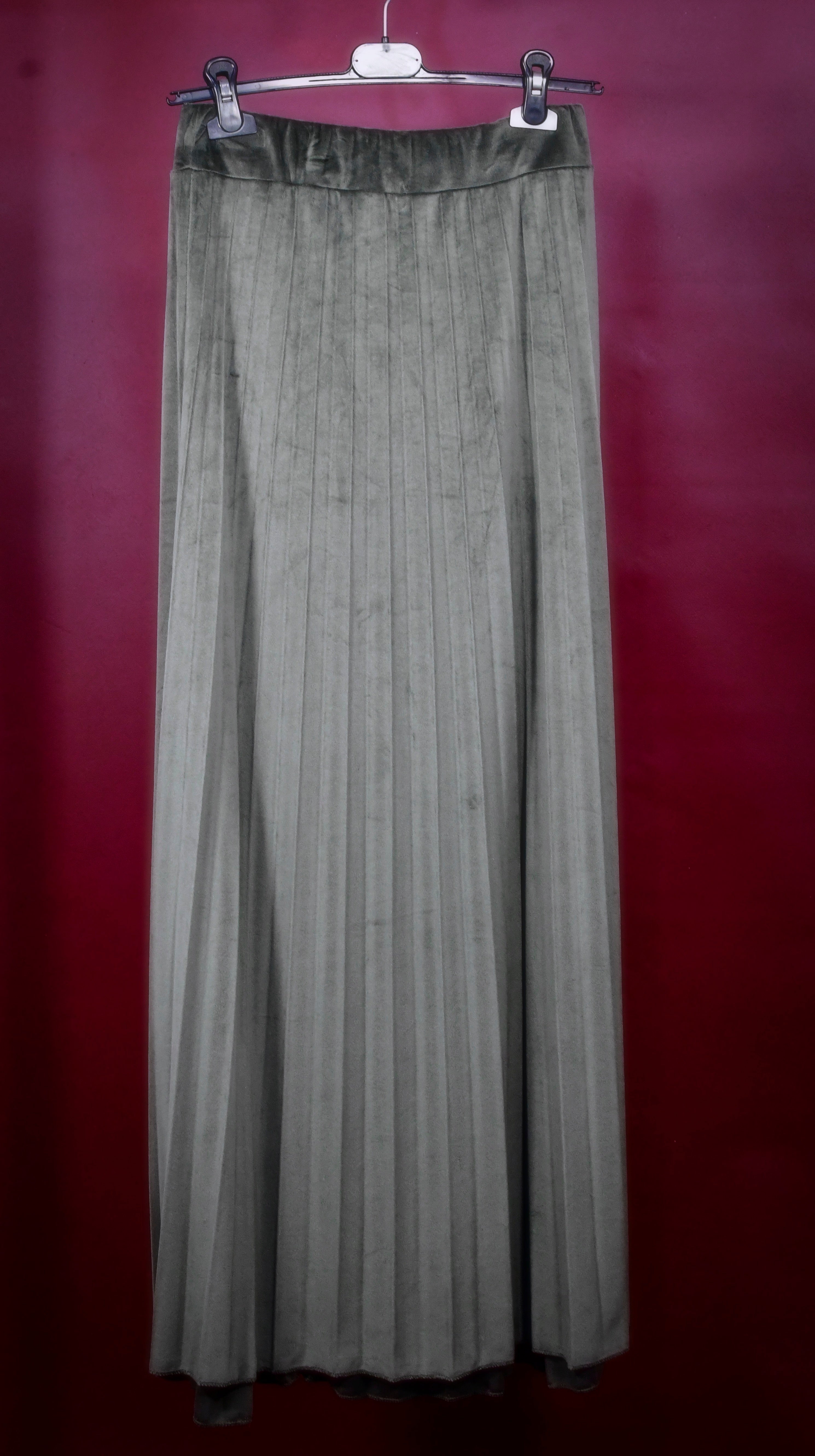 Falda maxi plisada de terciopelo en tono camel