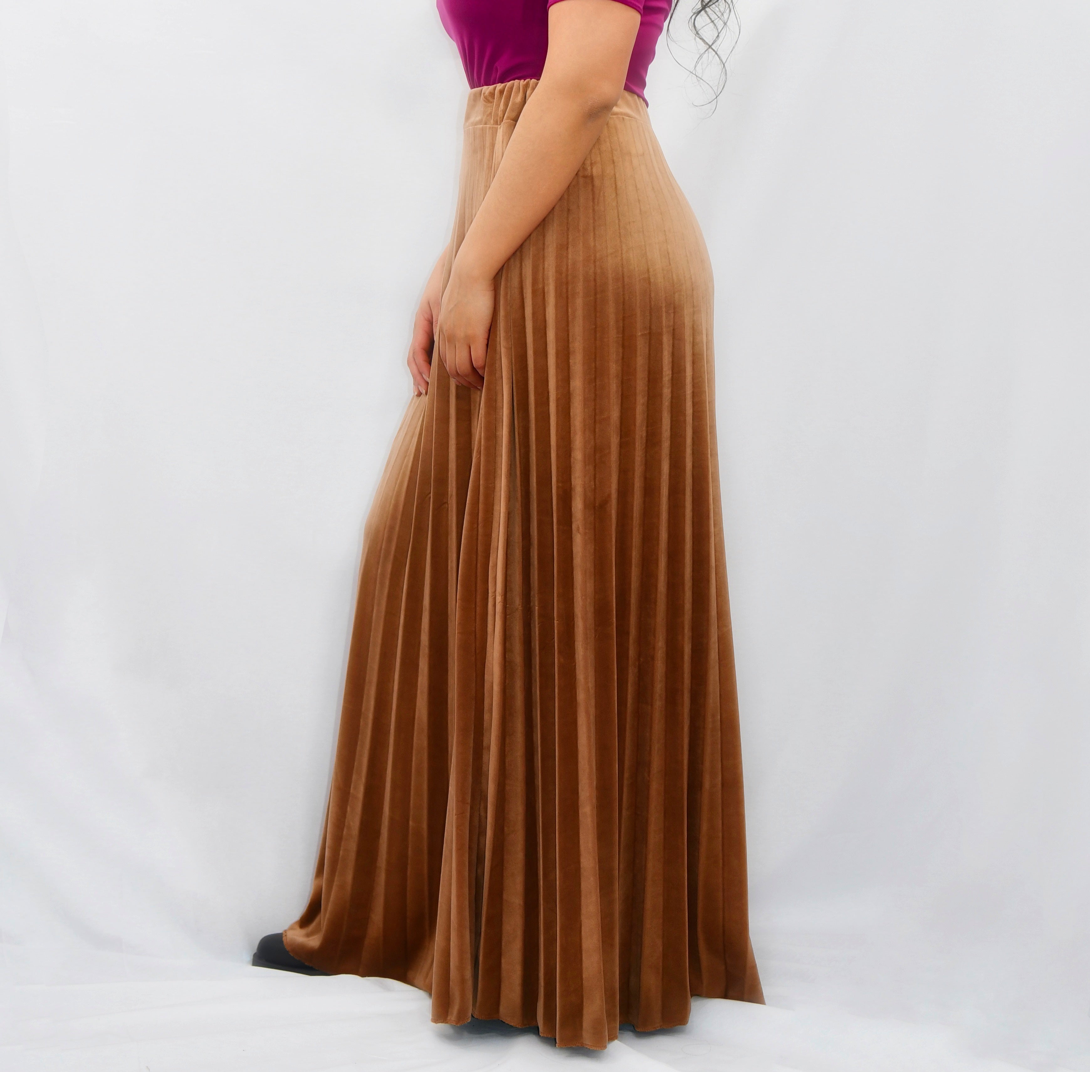 Falda maxi plisada de terciopelo en tono camel