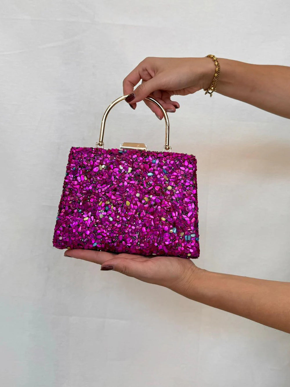 Bolso con Textura Floral y Detalles