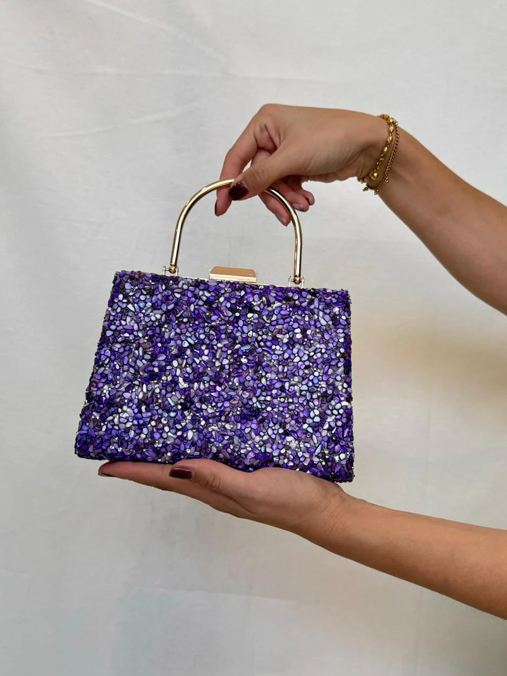 Bolso con Textura Floral y Detalles
