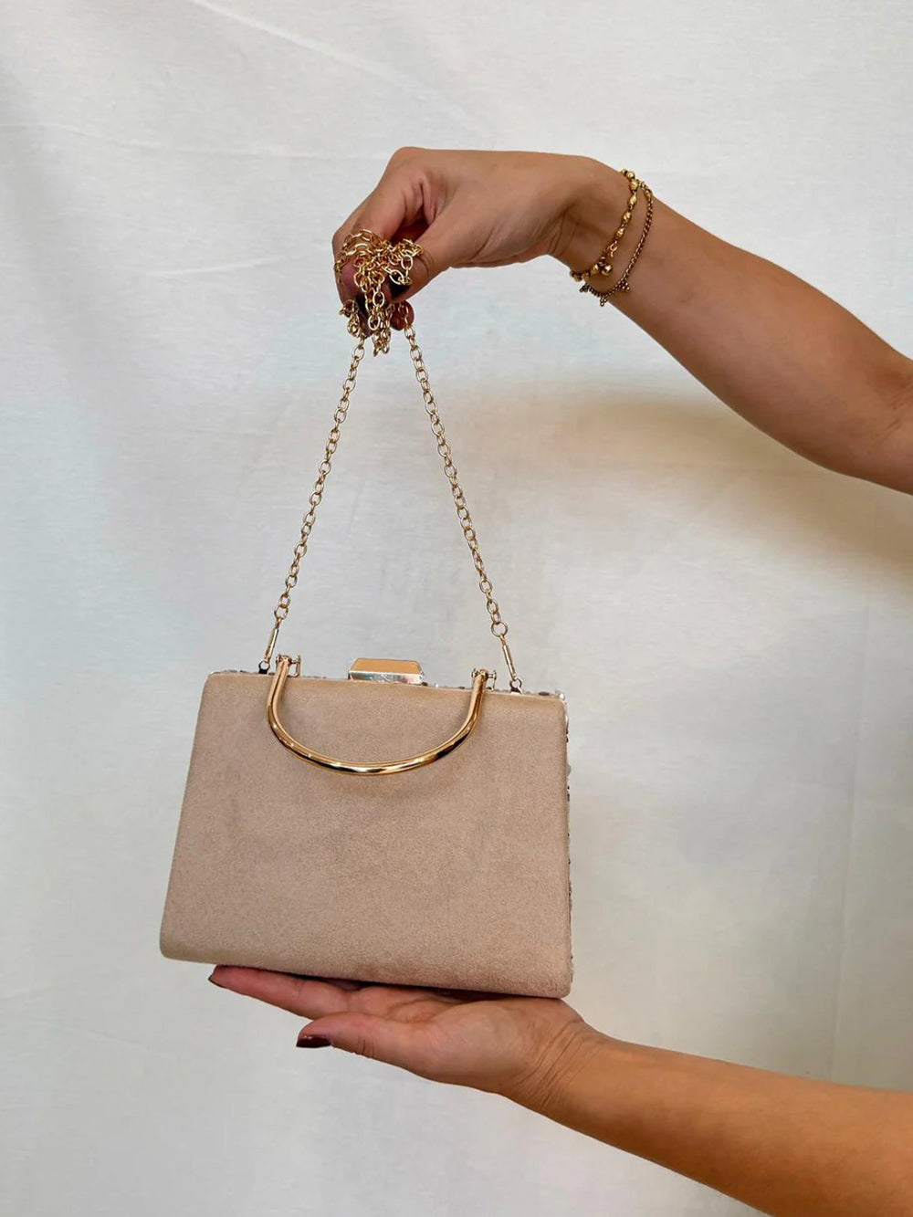 Bolso de Mano Elegante con Cadena Dorada