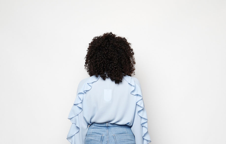 Blusa azul con volantes y lazo en el cuello            AGOTADO