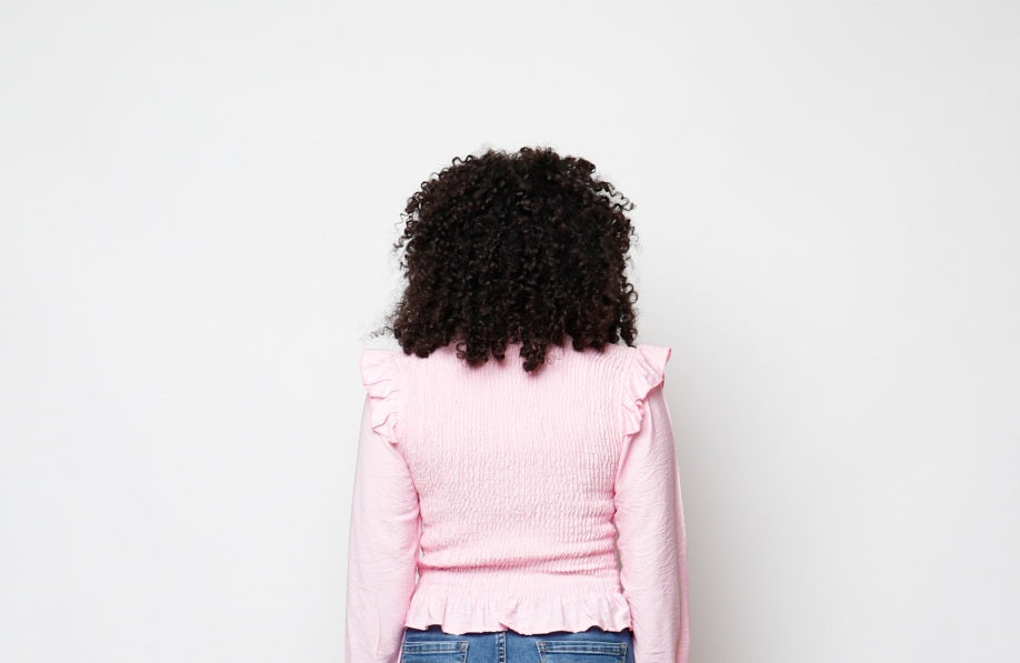 Blusa rosa con textura fruncida y volantes           AGOTADO