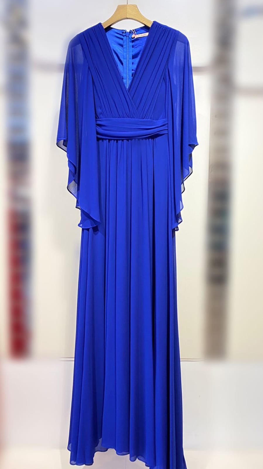 Elegante Vestido Largo  con mangas Mariposa y Escote en V