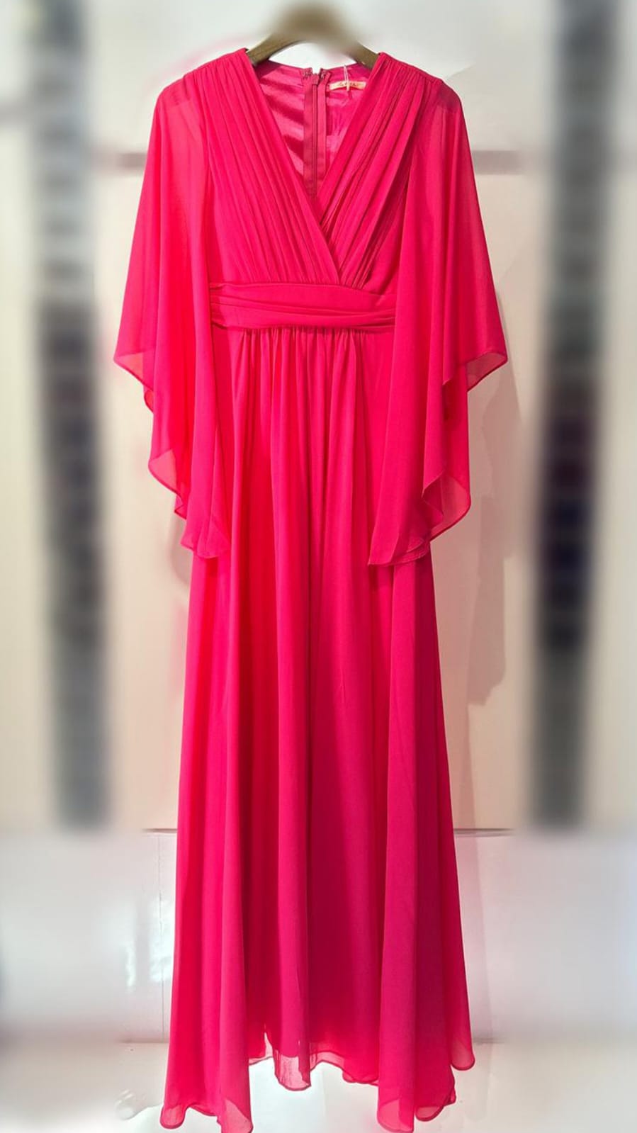 Elegante Vestido Largo  con mangas Mariposa y Escote en V