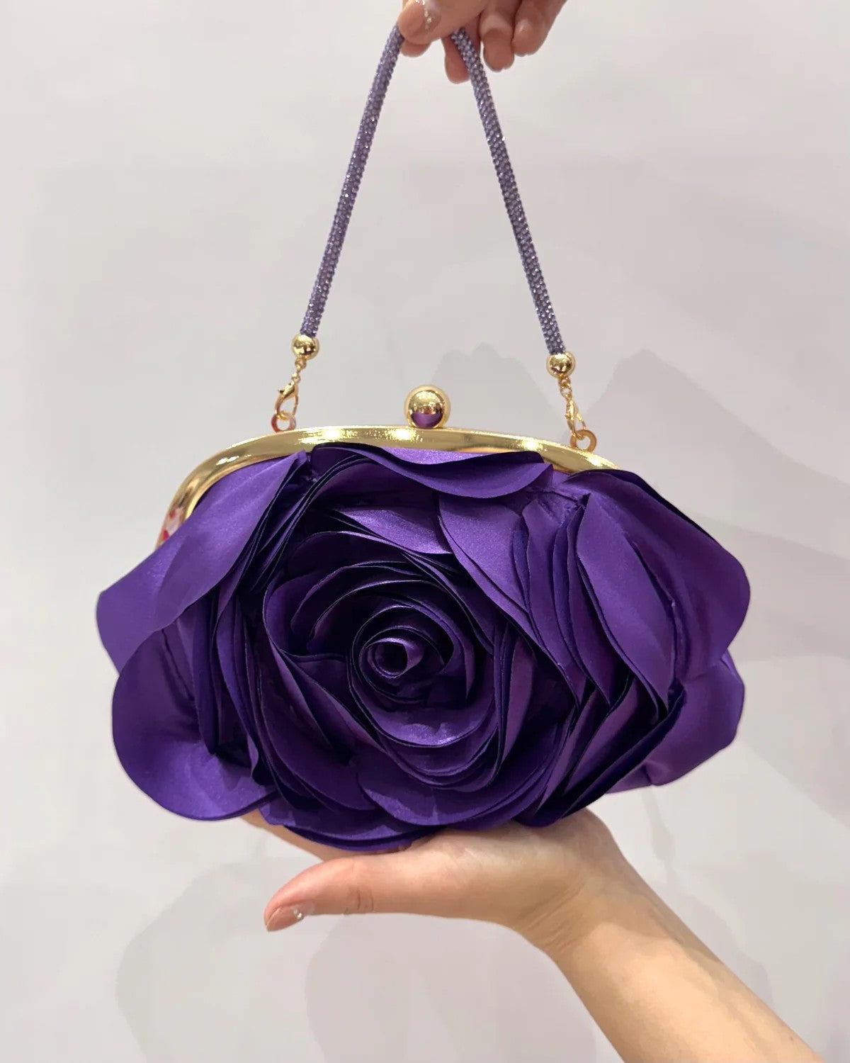 Bolso de fiesta blanco con diseño de rosa