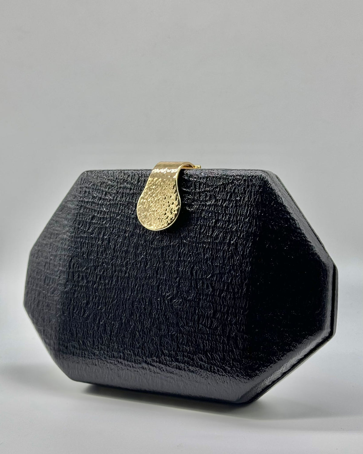 Sofisticado Clutch Hexagonal Negro Texturizado con Cierre Dorado